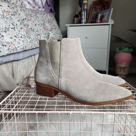 Marc Fisher Shoes - SZ 9.5 Marc Fisher Light Grey Ankle Booties